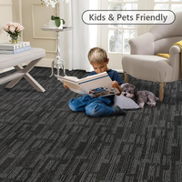 Dalles de moquette carrées modernes pour bureaux et espaces commerciaux 50x50, ignifuges, en polypropylène, avec support bitumé, à boucles