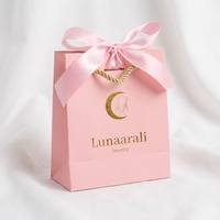 Bolsa de Regalo de Papel Rosa Premium con Logotipo en Lámina Dorada, Lazo de Cinta de Satén y Asa de Cuerda Dorada para Joyería, Cosméticos y Compras