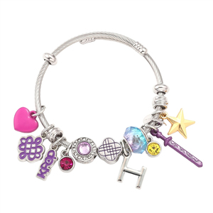 สร้อยข้อมือดีไซน์ใหม่สุดน่ารัก ลายการ์ตูนอนิเมะ K-POP สาวนักล่าแม่มดจาก <span class=keywords><strong>Netflix</strong></span> จี้โลหะผสม DIY ขายส่ง - Product Image 3