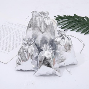 Sac cadeau personnalisé en polyester doré écologique avec cordon de serrage pour bijoux et bonbons, sac de rangement portable pour décoration de mariage et de fête 9x12cm - Product Image 4