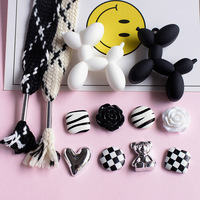 Breloques en résine blanches et noires, motifs Chien ballon, Fleur, Bouton, pour coques de téléphone, autocollants pour gobelets, pendentifs et décoration de chaussures