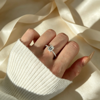 Bague de fiançailles élégante et luxueuse en argent sterling 925 personnalisée avec pierre centrale en moissanite taille émeraude, bijoux de mariage pour femme