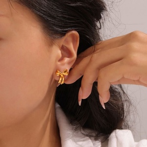 Boucles d'oreilles délicates personnalisées en acier inoxydable plaqué or 18 carats, jolies boucles d'oreilles à nœud, boucles d'oreilles à clous, bijoux pour femmes - Product Image 1