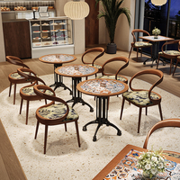 Ensemble de mobilier commercial moderne et nouveau design pour café : banquette, canapé, table et chaises en bois et tissu pour restaurant