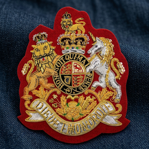 Écusson brodé en tissu en forme d'écusson royal avec épingle de sûreté pour chapeaux, usage formel/cérémoniel (style classique) - Product Image 3
