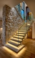 Escalier flottant intérieur sur mesure avec structure en acier invisible préfabriquée, marches en bois massif, garde-corps en verre sans cadre et éclairage LED intégré