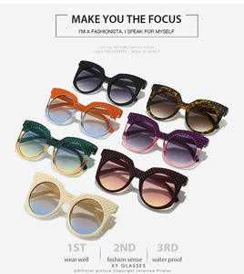 Occhiali da Sole Cat Eye Texturizzati per Donne in Tartaruga Beige e <span class=keywords><strong>Nero</strong></span> per un Look Audace - Partner del Marchio - Product Image 3