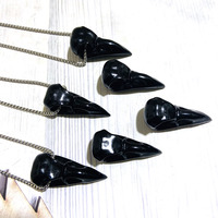 Großhandelspreis Handgeschnitzter Natürlicher Obsidian Rabenschädel Anhänger Reiki Halskette Heilende Handwerkskunst