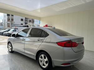 Auto Usata <span class=keywords><strong>Honda</strong></span> <span class=keywords><strong>City</strong></span> 2017 Grigio Argento Premium, Veicolo di Seconda Mano per Esportazione - Product Image 4