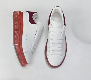 Chaussures de marche confortables de haute qualité à semelles épaisses. Design luxueux de talon en velours blanc et rouge. Chaussure décontractée à semelle épaisse et surélevée - Product Image 2