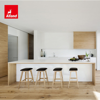 Meubles en bois massif de chêne Alland minimalistes, grand espace, cuisine moderne sur mesure de luxe avec îlot de travail laqué blanc