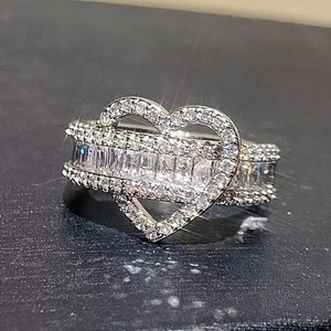 Anello a cuore scintillante per donna, gioiello da dito dolce e alla moda - Product Image 1