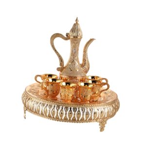 Achetez un service à thé en métal doré de qualité supérieure avec un carafe élégante, six tasses et un plateau rond assorti pour une présentation de table luxueuse - Product Image 1
