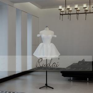 <span class=keywords><strong>Robe</strong></span> de mariée <span class=keywords><strong>civile</strong></span> courte en satin basque avec un grand nœud amovible et détachable, épaules dénudées, Ruolai QD06398 - Product Image 3