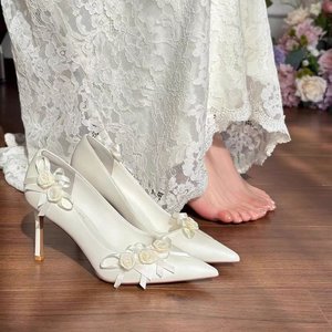 Zapatos de tacón de aguja con punta en satén para mujer, con flor de tela y decoración de lazo, ideales para novias. - Product Image 3