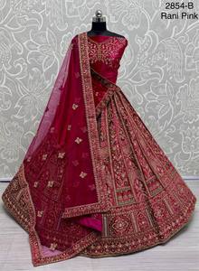 Lehenga Choli de terciopelo de primera calidad para mujer con bordados elaborados, ideal para bodas y fiestas, disponible para la venta. - Product Image 5