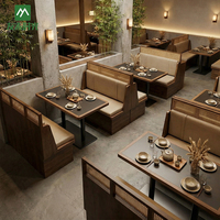 Ensemble table et chaises en bois massif pour restaurant commercial, style sud-est asiatique, écologique, robuste, durable, avec banquette en rotin tressé.