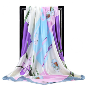 Sciarpa in Raso Viola da Donna con Motivo a Strisce Quadrate Concentriche 90cm per Moda Contemporanea da Ufficio e Elegante Coprispalle - Product Image 4