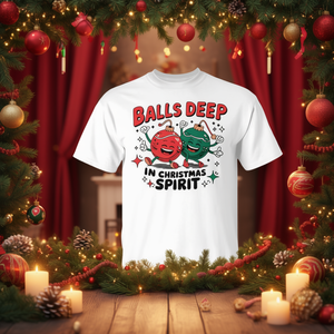 Camiseta con estampado de bolas navideñas, con un espíritu festivo y un mensaje de Feliz Navidad - Product Image 2