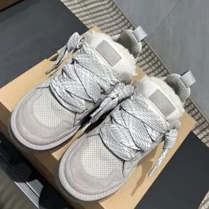 Bottes d'hiver unisexes de luxe Uggs, bottes de neige tendance et élégantes, chaudes et confortables en cuir et laine, hauteur cheville, semelle intérieure en PU - Product Image 1