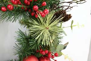 พวงหรีดคริสต์มาสประดับตกแต่งบ้านแบบกำหนดเอง ผลเบอร์รี่สีแดงประดิษฐ์ ต้นสนพินคอร์น สำหรับประตูหน้าบ้าน - Product Image 5