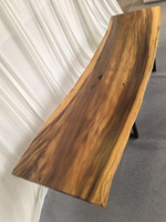 Prix d'usine Plateau de table en bois massif à bord naturel, dalle de bois pour comptoirs et plans de travail, table de bureau et table à manger en bois naturel