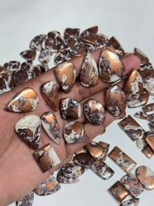 Pierre précieuse en dolomite de cuivre de qualité supérieure, naturelle et polie, pour la fabrication de bijoux, l'artisanat et l'usage décoratif, disponible à la vente - Product Image 1