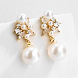 Pendientes Elegantes de Estilo Coreano Vintage, Diseño de Flor de Perla de Alta Gama, Joyería de Moda para Celebridades de Internet, Latón - Product Image 4