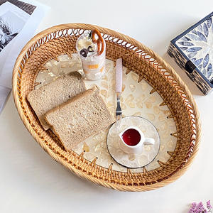 Plateau de service multifonctionnel en rotin tressé doré, style rétro et luxe léger américain, pour salon et club, idéal pour gâteaux et rangement domestique. - Product Image 2