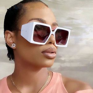 Lunettes de soleil carrées surdimensionnées à monture large, couleur bonbon, résistantes au vent, avec logo personnalisé, pour femmes - Product Image 1