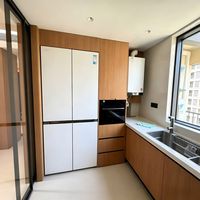 Meuble de cuisine moderne en contreplaqué avec évier, bande lumineuse, tiroir et poignée dissimulée, finition grain de bois personnalisable