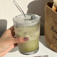 Taza de vidrio transparente de rayas simples de 450mL para café y té Taza de desayuno con tapa y pajita para té de burbujas