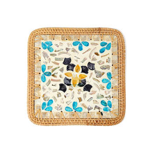 แผ่นรองจานทรงกลมทำจากมุกธรรมชาติ ขนาด 330 มม. เป็นมิตรกับสิ่งแวดล้อม เหมาะสำหรับตกแต่งโต๊ะสไตล์มินิมอลและการใช้งานในชีวิตประจำวัน คุณภาพสูง - Product Image 1