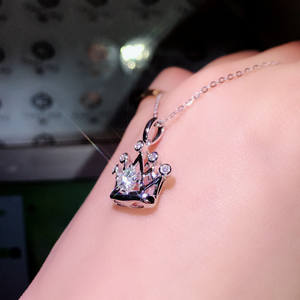 Colgante de Corona Tiffany en Oro Blanco con Diamante Corte Triangular Color G, Piedra Natural, Estilo Clásico para Compromiso de Mujer - Product Image 6