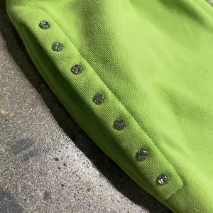 Pantalones de chándal de pierna ancha acampanados bordado con pegatina personalizada Sun Faded Oversized Raw Hem Rivet - Product Image 5