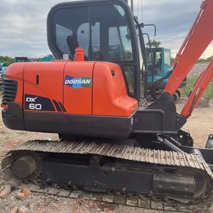 Mini-excavatrice sur chenilles hydraulique Doosan DX60LC, couleur orange, équipement de construction - Product Image 1