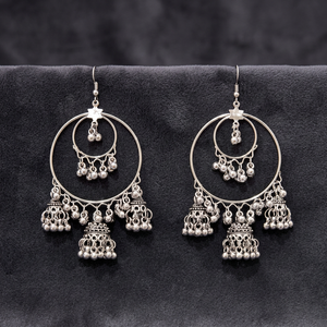 Aros Clásicos de Latón Oxidado con Diseño de Paz, un Regalo Moderno de Kanhai Jewels - Product Image 2
