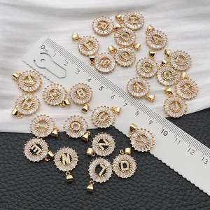 Colgante de Halo con Inicial de Zirconia Baguette, Medallón Redondo de 15x21mm en Tono Dorado con Anilla para Creación de Joyas con Nombre - Product Image 2