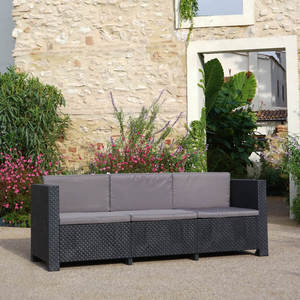 Divano da Esterno a 3 Posti Diva Contemporaneo con Cuscini in Schiuma ad Alta Densità in Polipropilene Riciclato Resistente ai Raggi UV e Rattan PE per il Massimo Comfort - Product Image 4