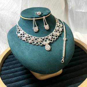 Collar Glamuroso con Borlas y Dijes, Cadena para Clavícula Premium que Combina con Todo para una Elegancia sin Esfuerzo - Product Image 4