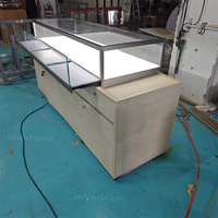 Comptoir de Présentation Minimaliste Personnalisé en Bois Naturel Sans Cadre avec Tiroirs de Rangement et Vitrine en Verre Trempé pour Magasins