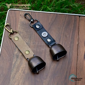 Llavero de Cuero con Campana de Oso y Cierre Metálico para Senderismo, Camping y Uso al Aire Libre, Colores Marrón y Negro, Paquete de 2 - Product Image 3
