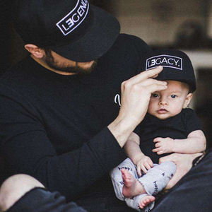 Bordado de família Legenda e Legado combinando com chapéus pretos de bico plano e de beisebol tradicionais com snapback ajustável - Product Image 2