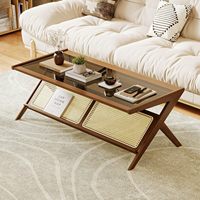 Table basse en rotin brun de style moderne du milieu du siècle avec plateau en verre et rangement, écologique et durable pour le salon