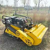 Tondeuse sur chenilles à grand réservoir de carburant pour une tonte ininterrompue sur les grandes prairies des ranchs périurbains