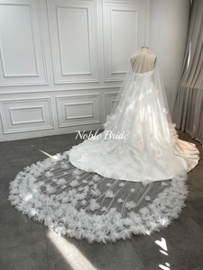 Abito <span class=keywords><strong>da</strong></span> <span class=keywords><strong>Sposa</strong></span> Senza Spalline in Raso <span class=keywords><strong>con</strong></span> Scollatura a Cuore, Gonna a Palloncino Plissettata e <span class=keywords><strong>Velo</strong></span> in Tulle <span class=keywords><strong>con</strong></span> Fiori 3D, Elegante Abito Nuziale - Product Image 6