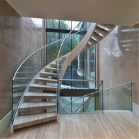 Escalier incurvé avec marches en terrazzo et garde-corps en acier inoxydable pour magasin de détail