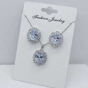 Vente en gros Ensemble de bijoux pour femmes en acier inoxydable de collection de colliers à breloques ronds en pierre de zircon à la mode - Product Image 1