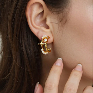 Pendientes de Perlas con Forma de Ancla, Color Oro de 18K, Acero Inoxidable, para Uso Diario - Product Image 1