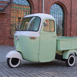 Achetez un nouveau tricycle électrique cargo fermé, véhicule utilitaire léger à trois roues pour livraison et transport commercial 60V - Product Image 1